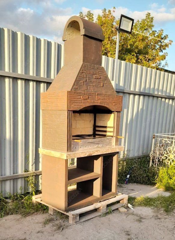 Печь № 12 — Печь барбекю с широкой топкой и полками в дровнице (фактура под кирпич)