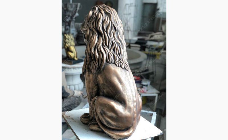 Скульптура льва из бетона Королевский лев в бронзе