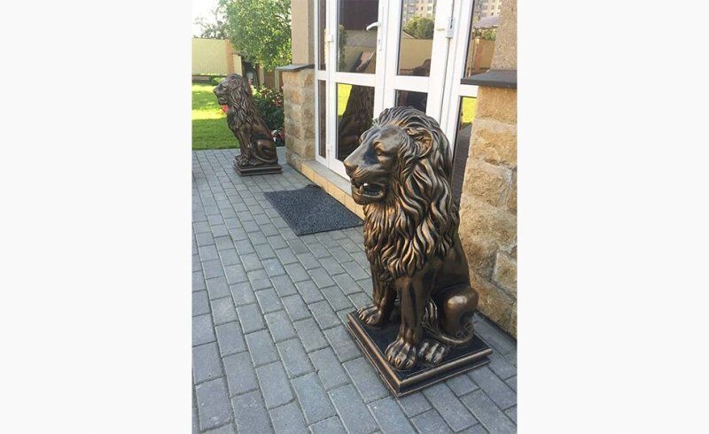 Скульптура льва из бетона Королевский лев в бронзе