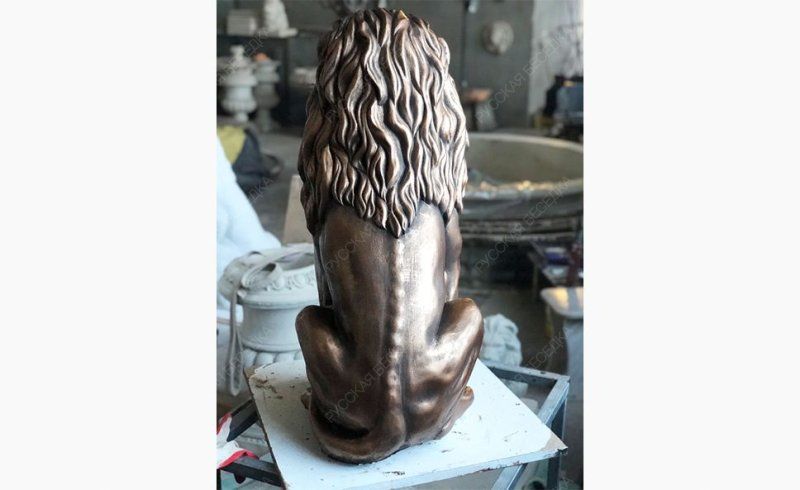 Скульптура льва из бетона Королевский лев в бронзе