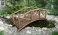 Мостик деревянный через пруд