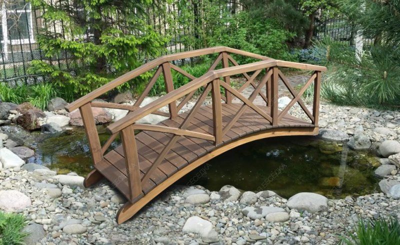 Мостик деревянный через пруд